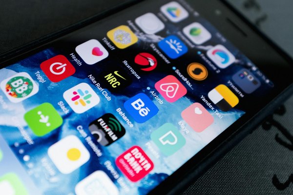 Quelles sont les techniques pour créer des environnements sous-marins réalistes dans un jeu d'exploration?